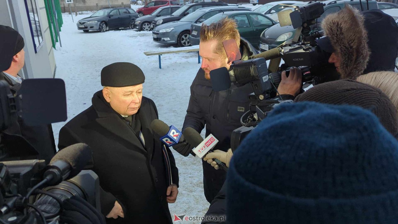 Prezes PiS Jarosław Kaczyński w ZK w Przytułach Starych [19.01.2024] - zdjęcie #4 - eOstroleka.pl