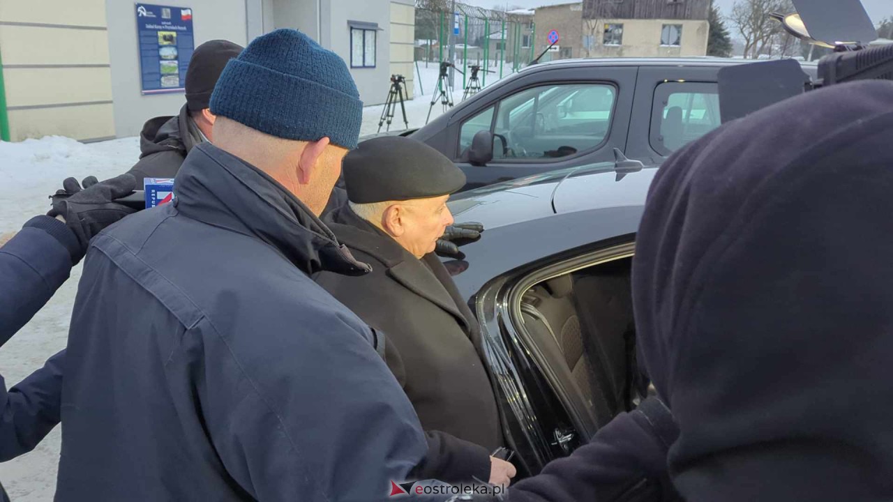 Prezes PiS Jarosław Kaczyński w ZK w Przytułach Starych [19.01.2024] - zdjęcie #3 - eOstroleka.pl