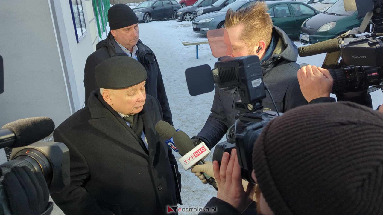 Prezes PiS Jarosław Kaczyński w ZK w Przytułach Starych [19.01.2024] - zdjęcie #2 - eOstroleka.pl
