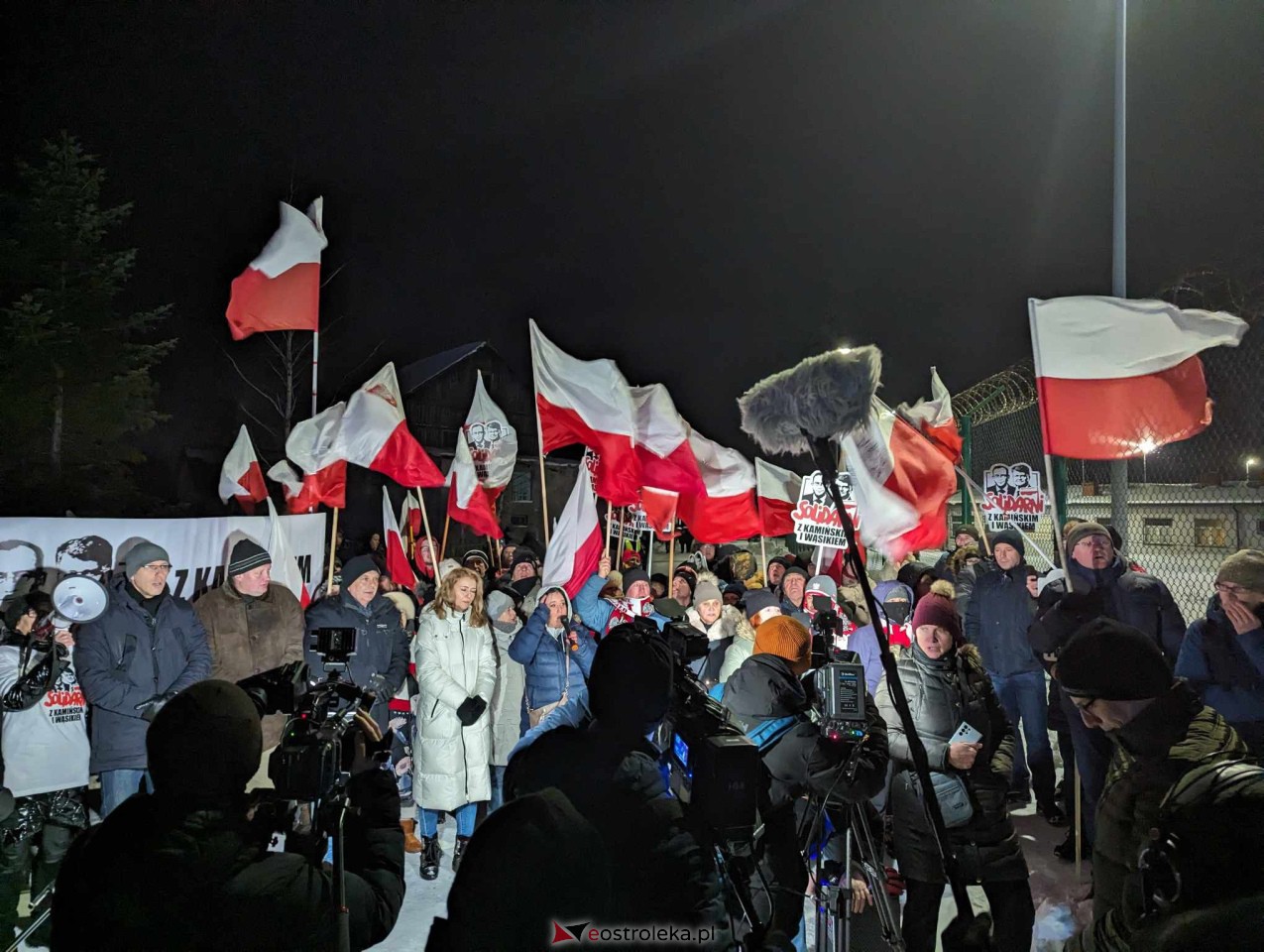 Manifestacja przed więzieniem w Przytułach Starych [21.01.2024] - zdjęcie #6 - eOstroleka.pl