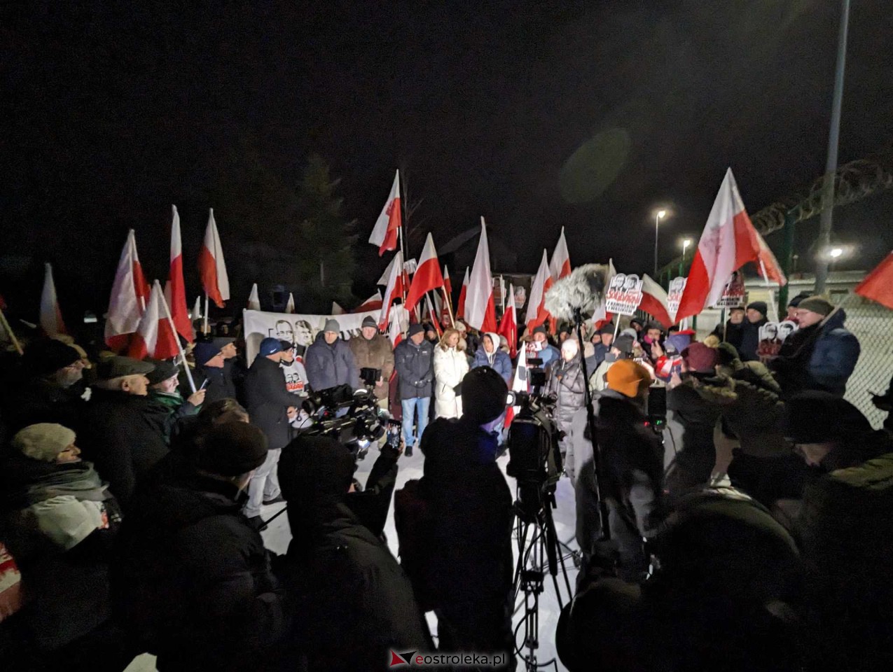 Manifestacja przed więzieniem w Przytułach Starych [21.01.2024] - zdjęcie #21 - eOstroleka.pl