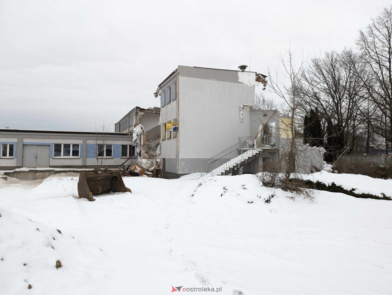 Bydynki po dawnym PKS Ostrołęka znikają z krajobrazu miasta [22.01.2023] - zdjęcie #1 - eOstroleka.pl
