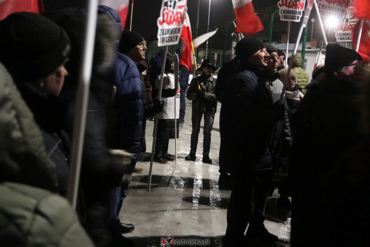 Maciej Wąsik wychodzi z więzienia w Przytułach Starych [23.01.2024] - zdjęcie #2 - eOstroleka.pl