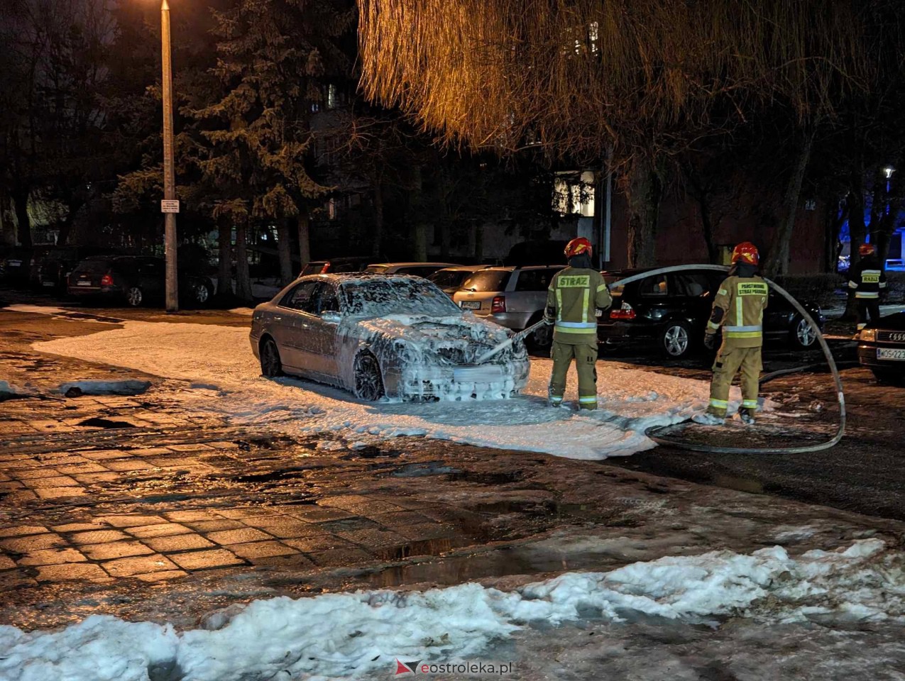 Pożar mercedesa w centrum Ostrołęki. Straty oszacowano na 15 tysięcy złotych [24.01.2024] - zdjęcie #6 - eOstroleka.pl
