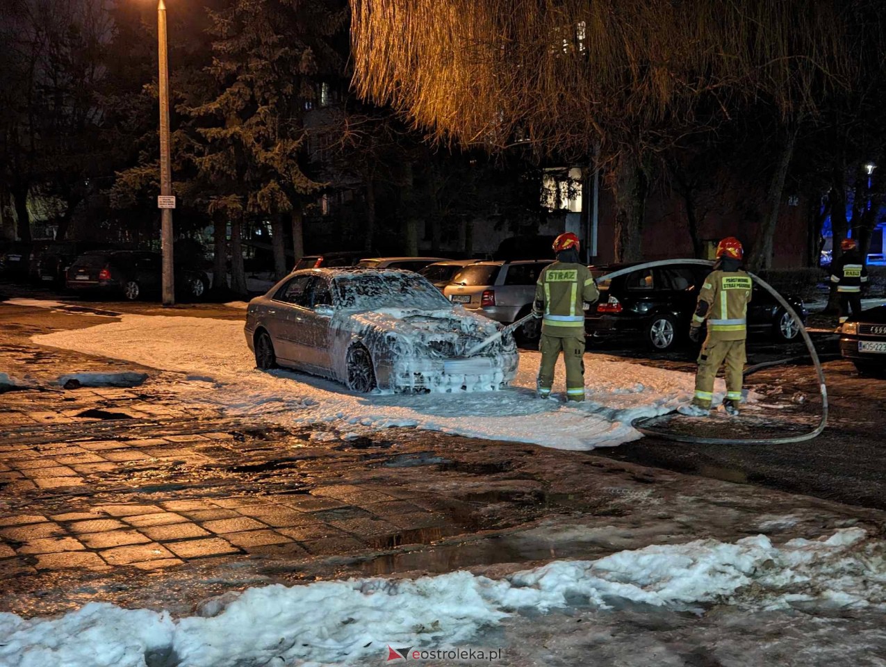 Pożar mercedesa w centrum Ostrołęki. Straty oszacowano na 15 tysięcy złotych [24.01.2024] - zdjęcie #1 - eOstroleka.pl