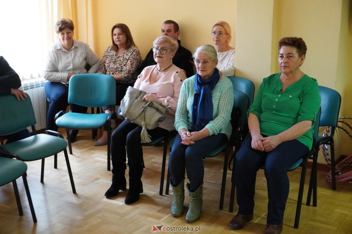 Dzień Seniora i Wnuczka w SM “CENTRUM” - integracja i zabawa międzypokoleniowa [26.01.2024] - zdjęcie #58 - eOstroleka.pl