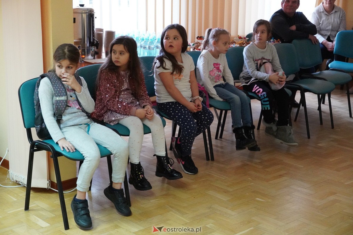 Dzień Seniora i Wnuczka w SM “CENTRUM” - integracja i zabawa międzypokoleniowa [26.01.2024] - zdjęcie #49 - eOstroleka.pl