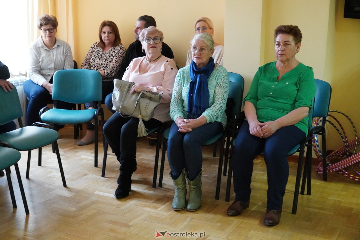 Dzień Seniora i Wnuczka w SM “CENTRUM” - integracja i zabawa międzypokoleniowa [26.01.2024] - zdjęcie #48 - eOstroleka.pl