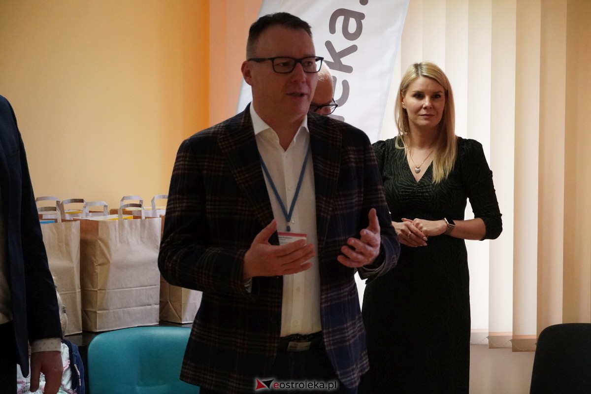 Dzień Seniora i Wnuczka w SM “CENTRUM” - integracja i zabawa międzypokoleniowa [26.01.2024] - zdjęcie #39 - eOstroleka.pl