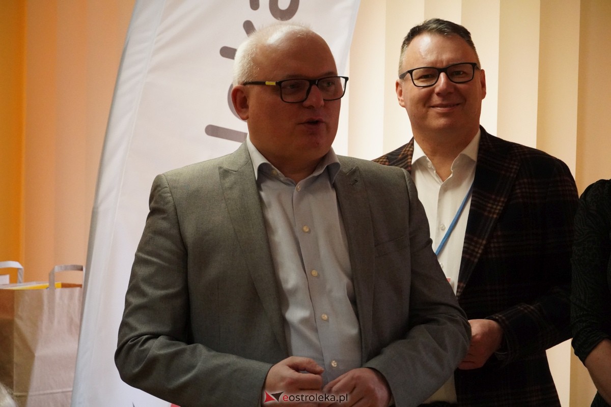 Dzień Seniora i Wnuczka w SM “CENTRUM” - integracja i zabawa międzypokoleniowa [26.01.2024] - zdjęcie #36 - eOstroleka.pl