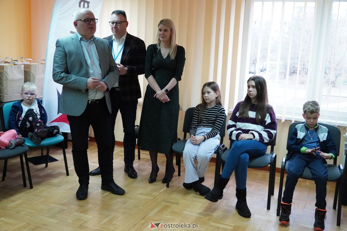 Dzień Seniora i Wnuczka w SM “CENTRUM” - integracja i zabawa międzypokoleniowa [26.01.2024] - zdjęcie #35 - eOstroleka.pl