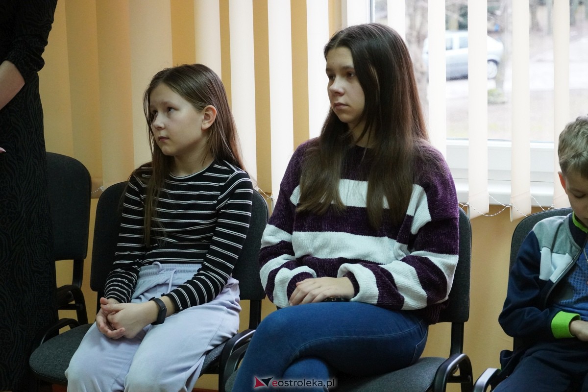 Dzień Seniora i Wnuczka w SM “CENTRUM” - integracja i zabawa międzypokoleniowa [26.01.2024] - zdjęcie #33 - eOstroleka.pl