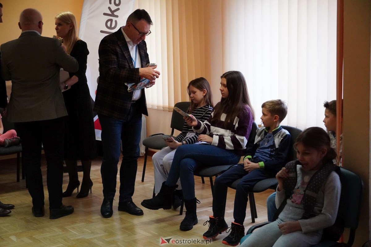 Dzień Seniora i Wnuczka w SM “CENTRUM” - integracja i zabawa międzypokoleniowa [26.01.2024] - zdjęcie #31 - eOstroleka.pl