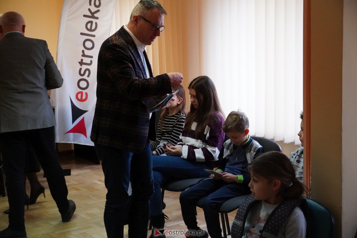 Dzień Seniora i Wnuczka w SM “CENTRUM” - integracja i zabawa międzypokoleniowa [26.01.2024] - zdjęcie #30 - eOstroleka.pl