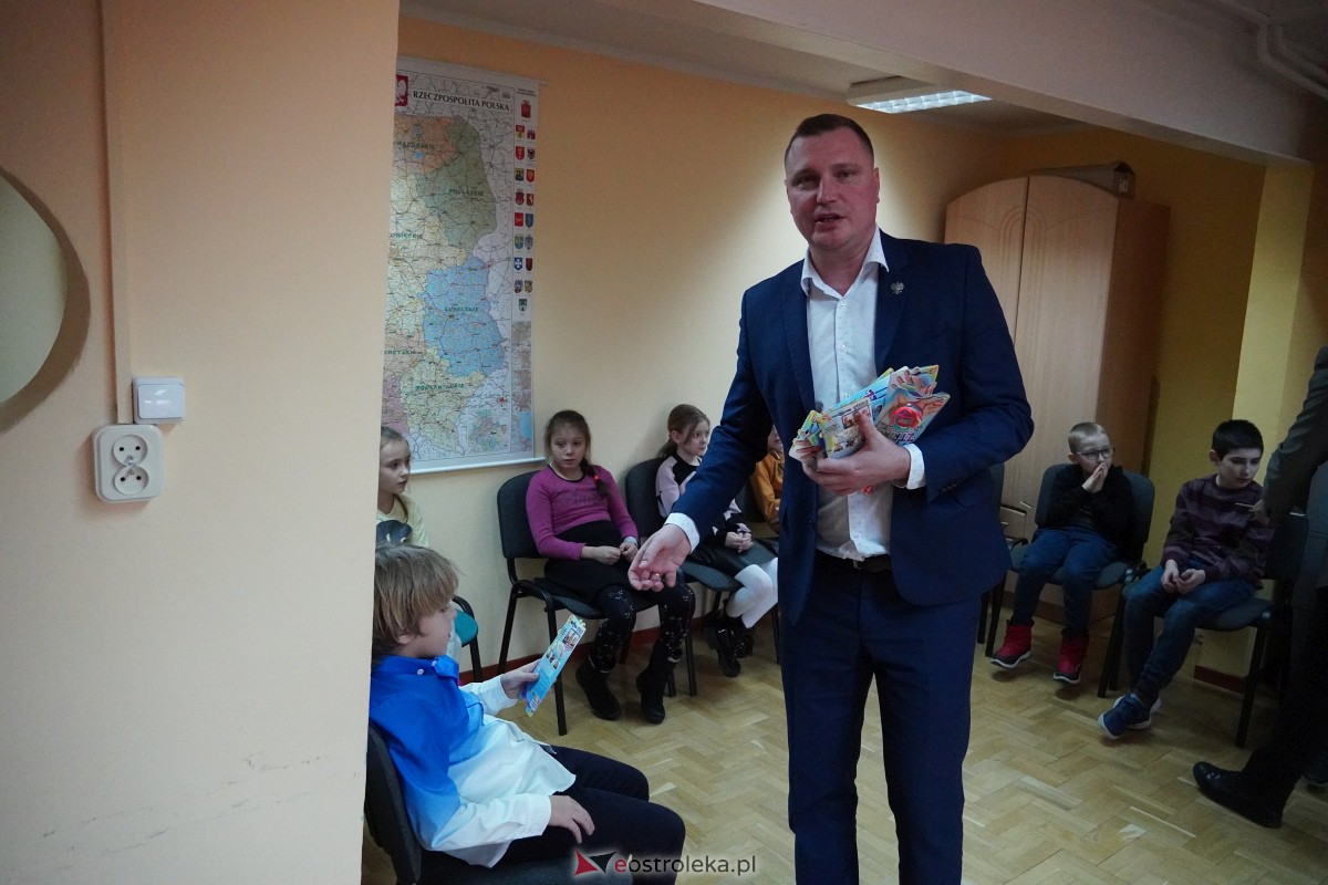 Dzień Seniora i Wnuczka w SM “CENTRUM” - integracja i zabawa międzypokoleniowa [26.01.2024] - zdjęcie #27 - eOstroleka.pl