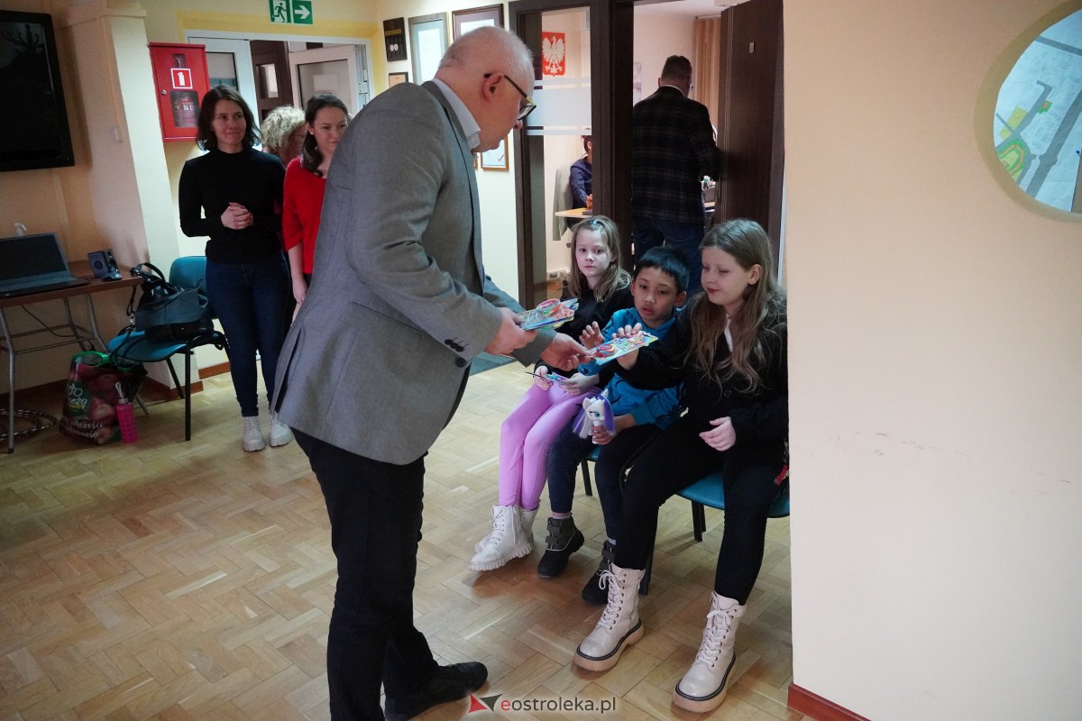 Dzień Seniora i Wnuczka w SM “CENTRUM” - integracja i zabawa międzypokoleniowa [26.01.2024] - zdjęcie #26 - eOstroleka.pl
