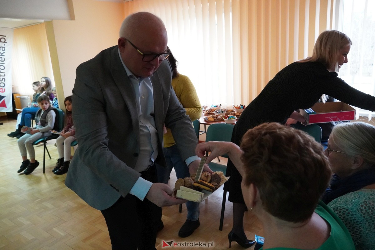 Dzień Seniora i Wnuczka w SM “CENTRUM” - integracja i zabawa międzypokoleniowa [26.01.2024] - zdjęcie #25 - eOstroleka.pl