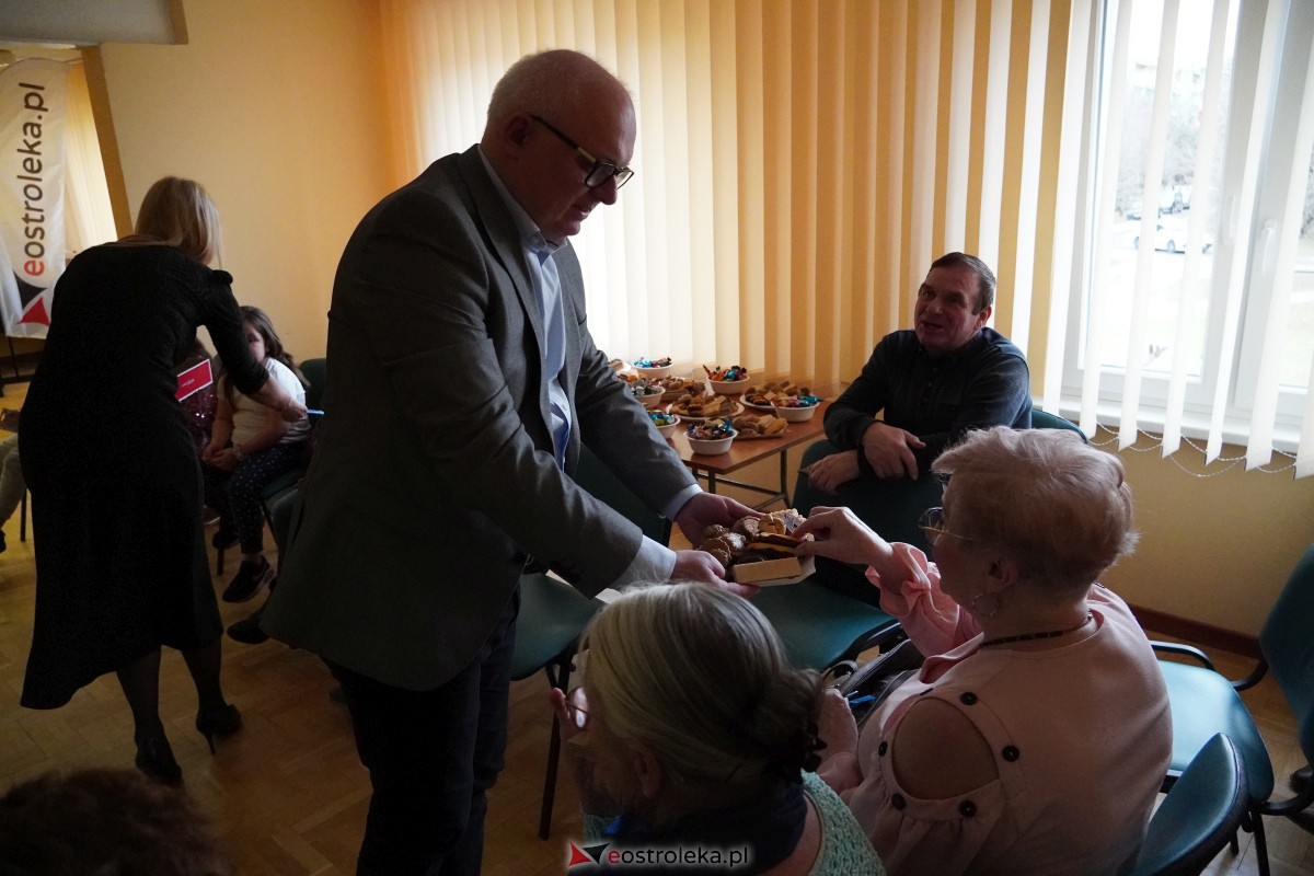 Dzień Seniora i Wnuczka w SM “CENTRUM” - integracja i zabawa międzypokoleniowa [26.01.2024] - zdjęcie #53 - eOstroleka.pl