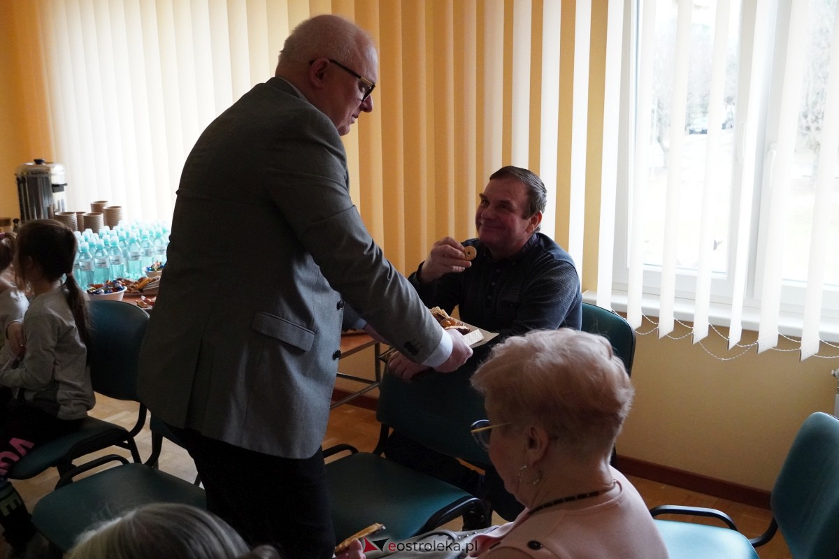 Dzień Seniora i Wnuczka w SM “CENTRUM” - integracja i zabawa międzypokoleniowa [26.01.2024] - zdjęcie #22 - eOstroleka.pl