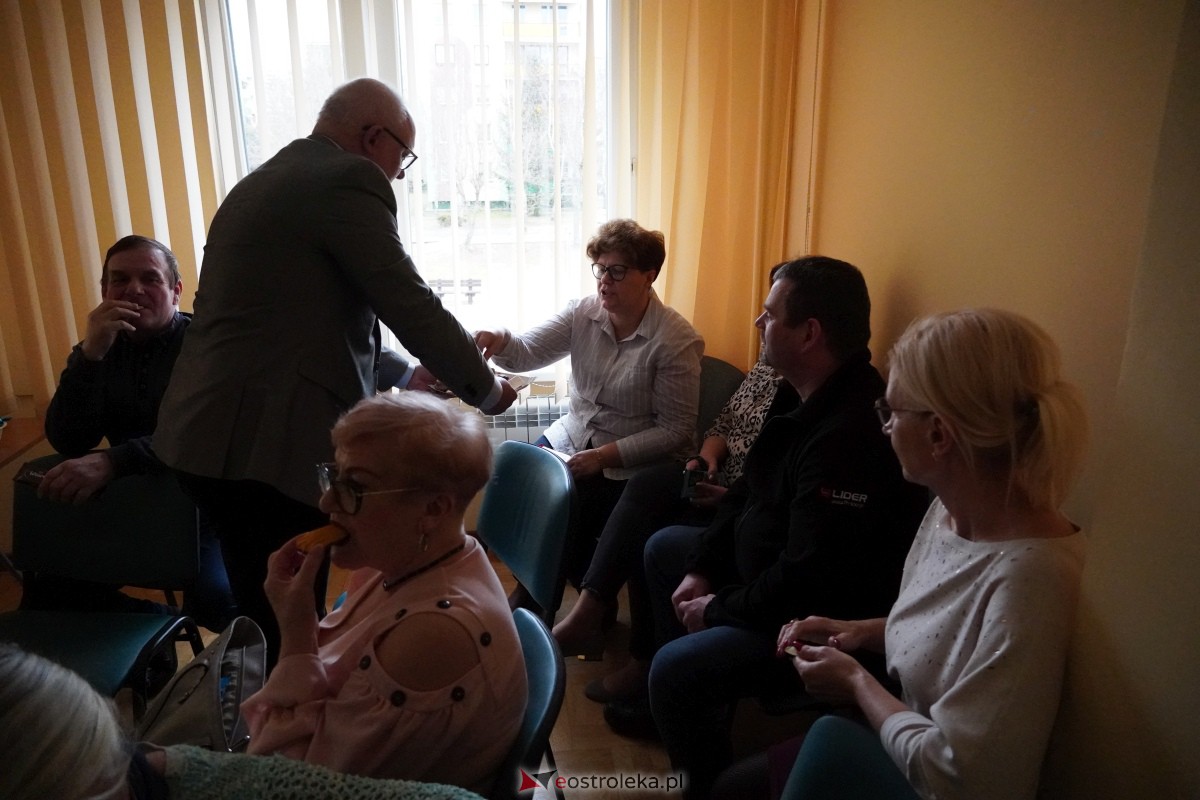 Dzień Seniora i Wnuczka w SM “CENTRUM” - integracja i zabawa międzypokoleniowa [26.01.2024] - zdjęcie #21 - eOstroleka.pl