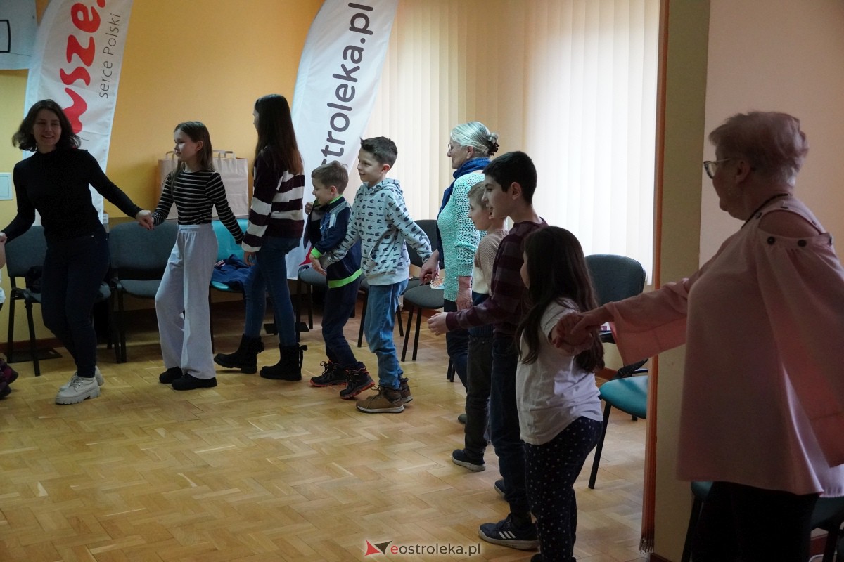 Dzień Seniora i Wnuczka w SM “CENTRUM” - integracja i zabawa międzypokoleniowa [26.01.2024] - zdjęcie #17 - eOstroleka.pl