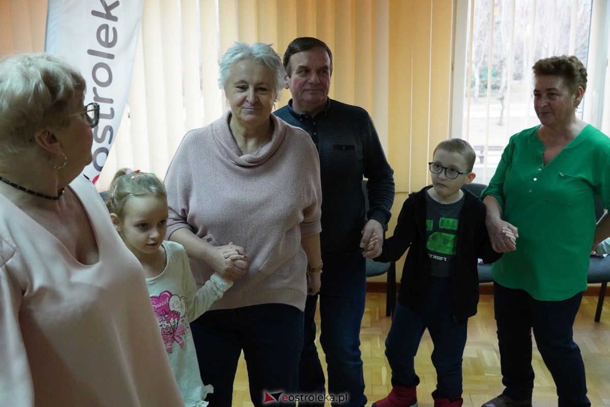 Dzień Seniora i Wnuczka w SM “CENTRUM” - integracja i zabawa międzypokoleniowa [26.01.2024] - zdjęcie #60 - eOstroleka.pl