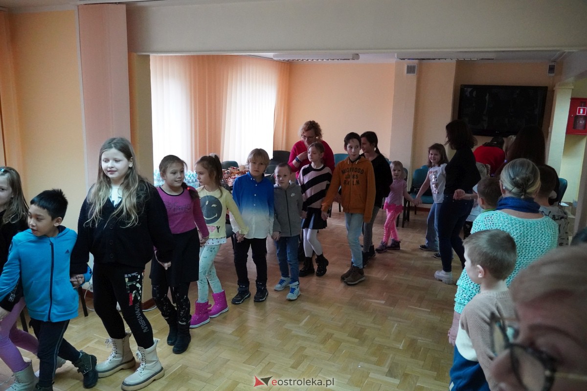 Dzień Seniora i Wnuczka w SM “CENTRUM” - integracja i zabawa międzypokoleniowa [26.01.2024] - zdjęcie #14 - eOstroleka.pl