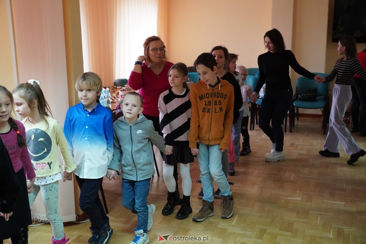 Dzień Seniora i Wnuczka w SM “CENTRUM” - integracja i zabawa międzypokoleniowa [26.01.2024] - zdjęcie #13 - eOstroleka.pl