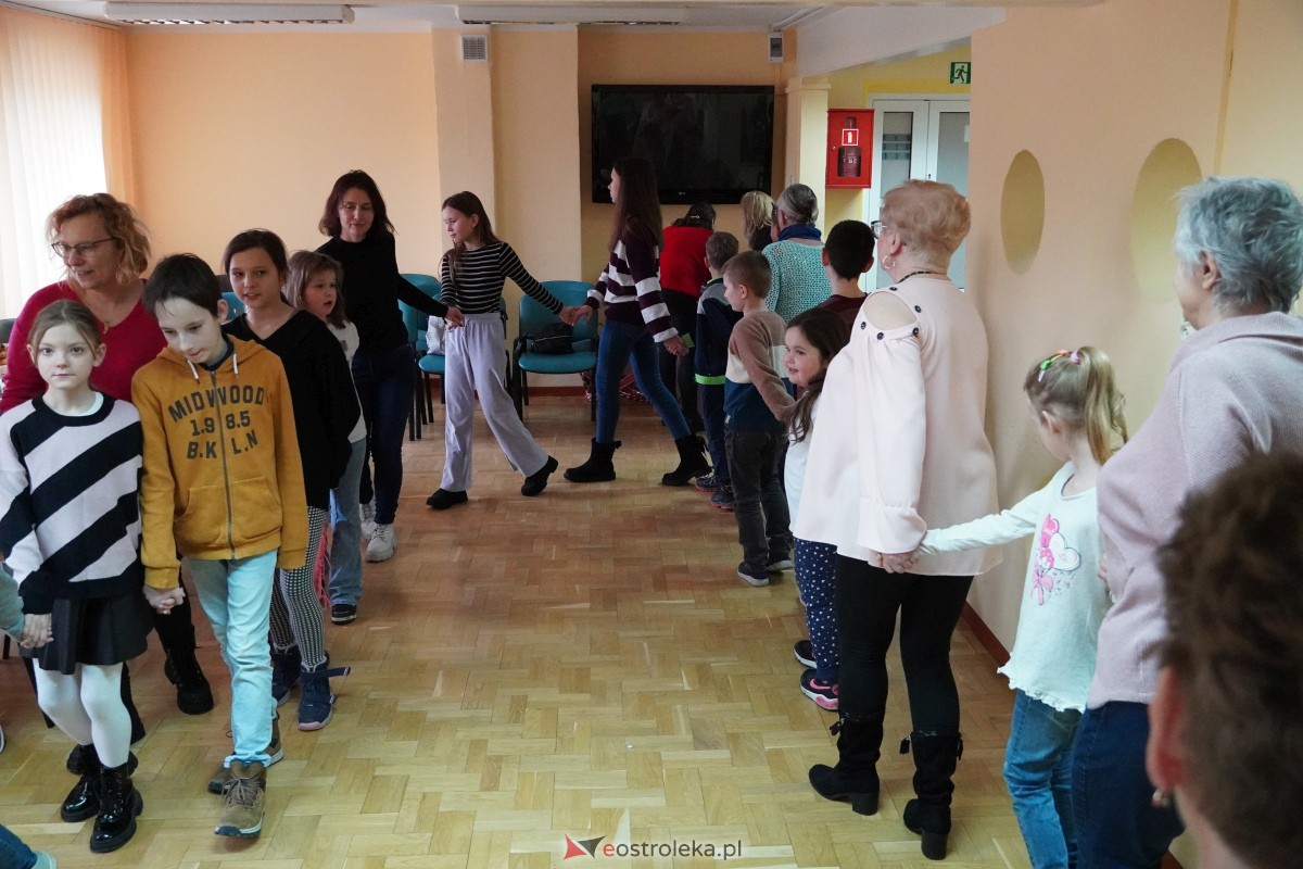 Dzień Seniora i Wnuczka w SM “CENTRUM” - integracja i zabawa międzypokoleniowa [26.01.2024] - zdjęcie #12 - eOstroleka.pl