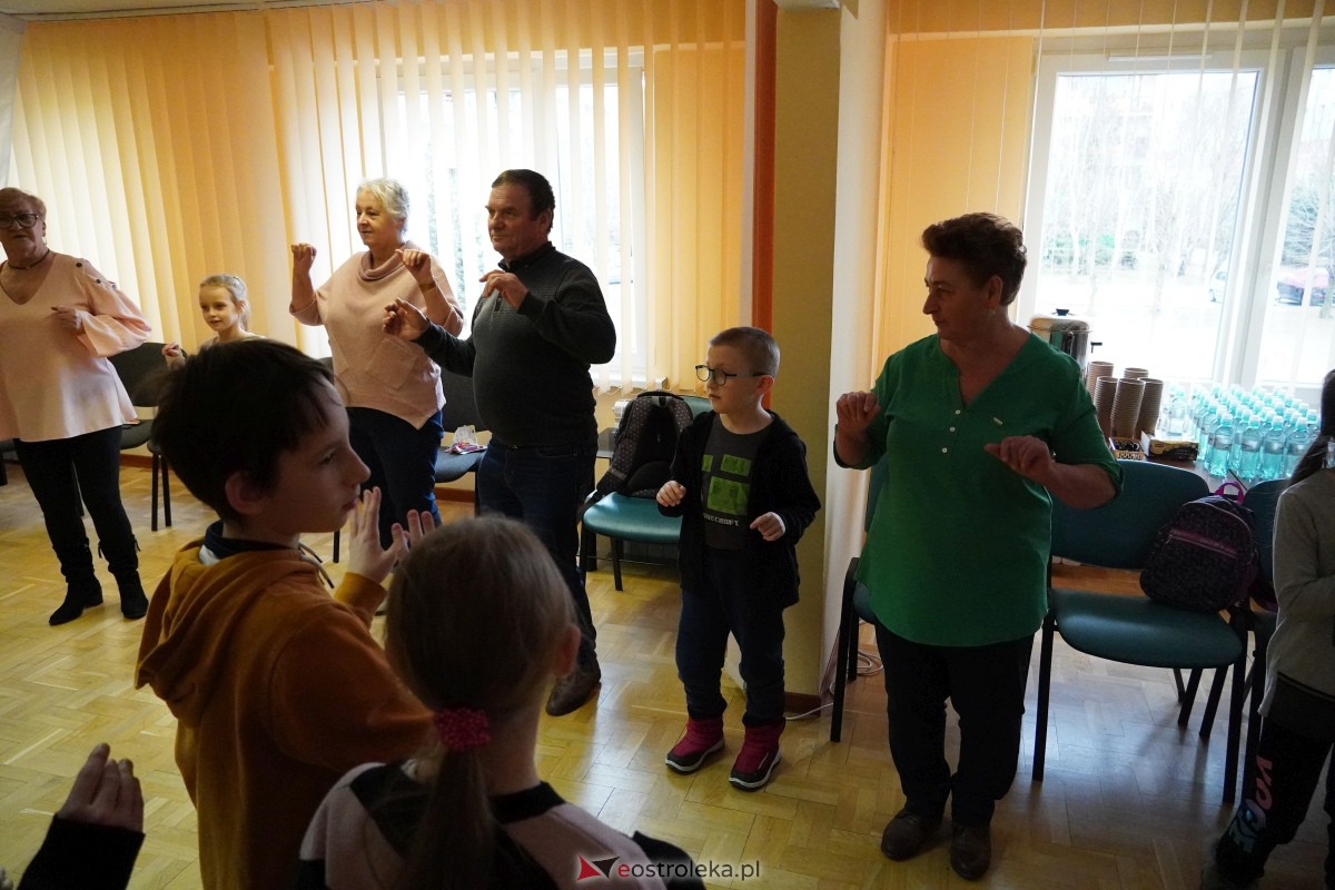 Dzień Seniora i Wnuczka w SM “CENTRUM” - integracja i zabawa międzypokoleniowa [26.01.2024] - zdjęcie #11 - eOstroleka.pl