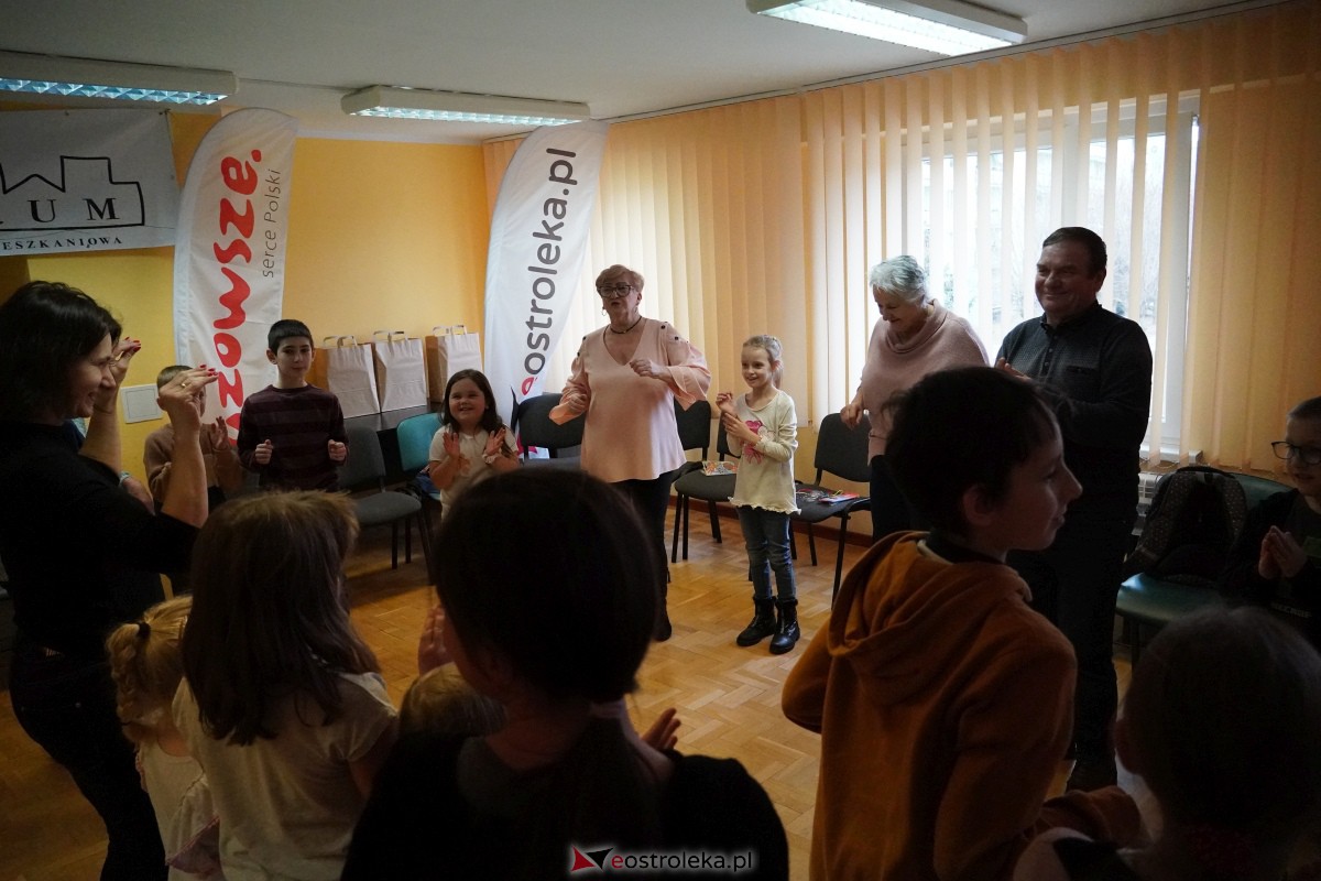 Dzień Seniora i Wnuczka w SM “CENTRUM” - integracja i zabawa międzypokoleniowa [26.01.2024] - zdjęcie #10 - eOstroleka.pl