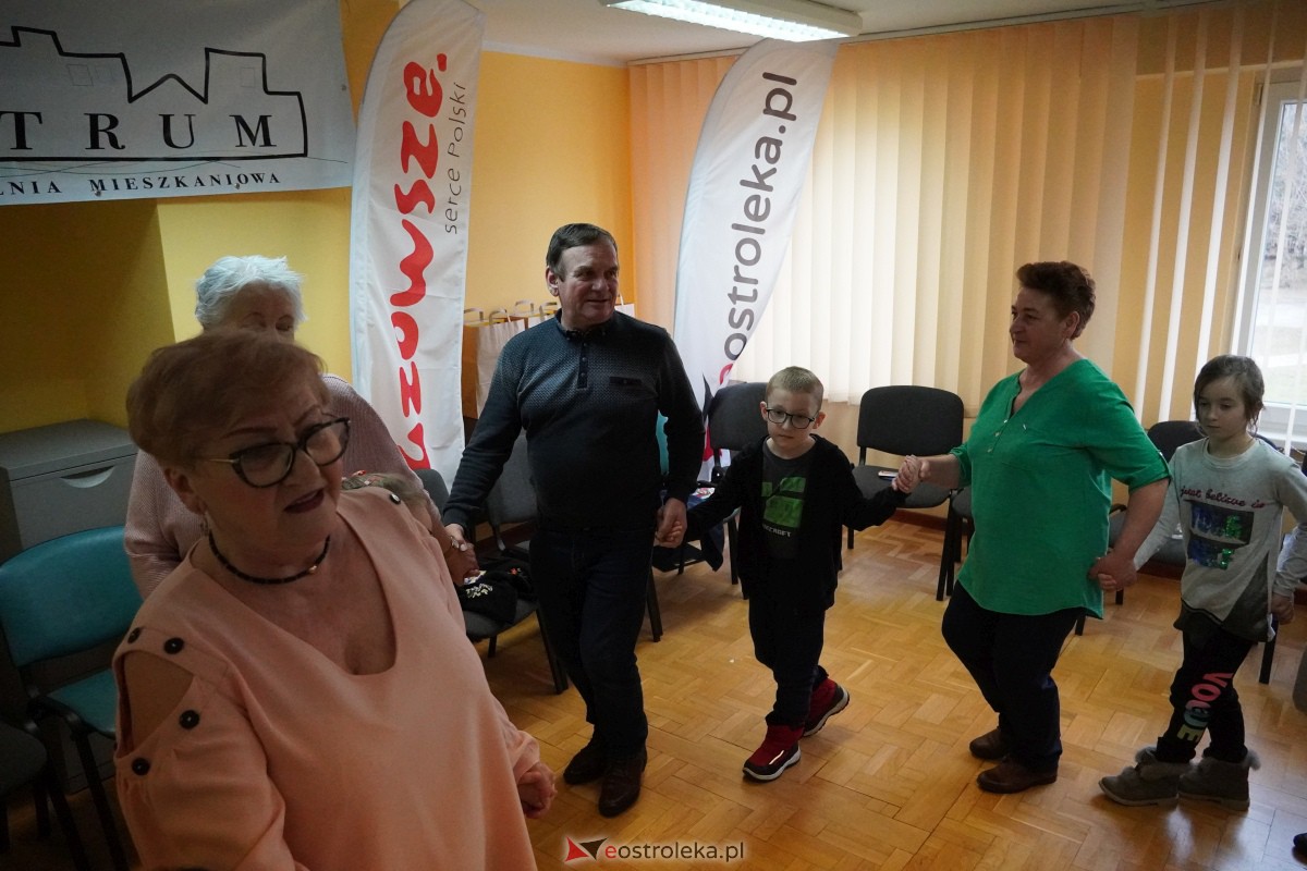 Dzień Seniora i Wnuczka w SM “CENTRUM” - integracja i zabawa międzypokoleniowa [26.01.2024] - zdjęcie #7 - eOstroleka.pl