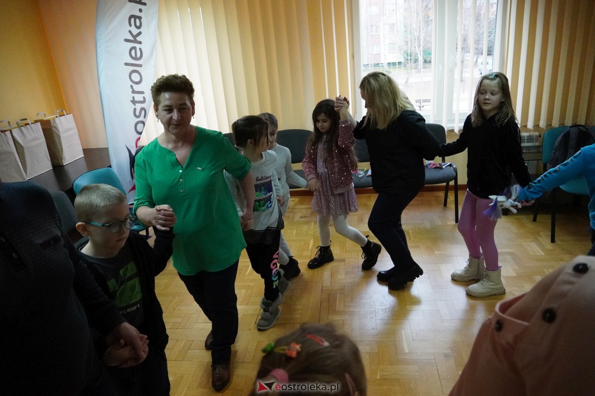 Dzień Seniora i Wnuczka w SM “CENTRUM” - integracja i zabawa międzypokoleniowa [26.01.2024] - zdjęcie #70 - eOstroleka.pl