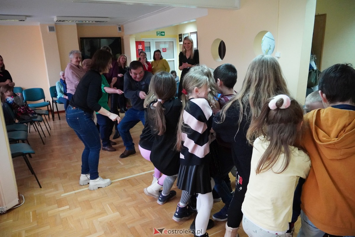 Dzień Seniora i Wnuczka w SM “CENTRUM” - integracja i zabawa międzypokoleniowa [26.01.2024] - zdjęcie #5 - eOstroleka.pl