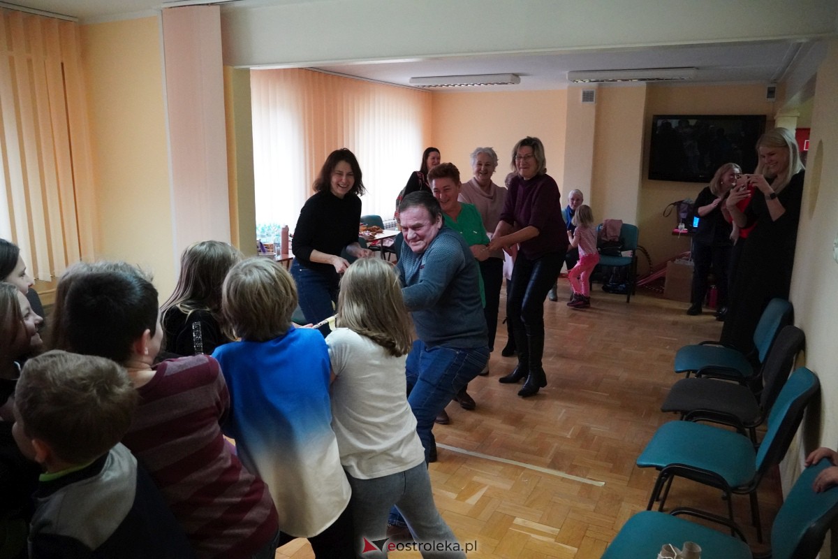 Dzień Seniora i Wnuczka w SM “CENTRUM” - integracja i zabawa międzypokoleniowa [26.01.2024] - zdjęcie #4 - eOstroleka.pl