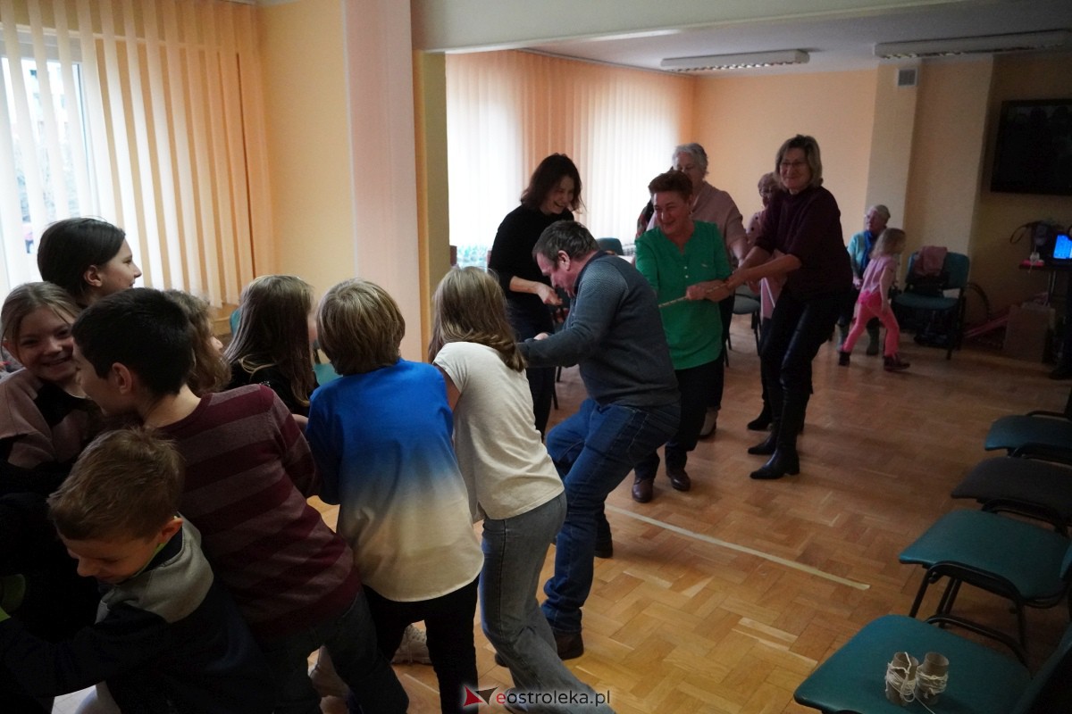 Dzień Seniora i Wnuczka w SM “CENTRUM” - integracja i zabawa międzypokoleniowa [26.01.2024] - zdjęcie #3 - eOstroleka.pl