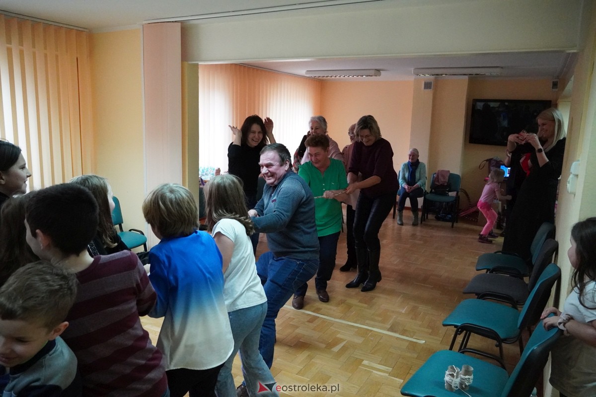 Dzień Seniora i Wnuczka w SM “CENTRUM” - integracja i zabawa międzypokoleniowa [26.01.2024] - zdjęcie #74 - eOstroleka.pl