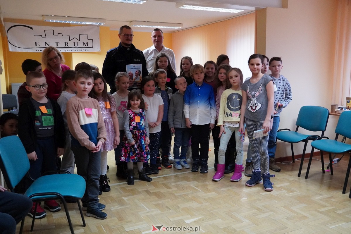 Dzień Seniora i Wnuczka w SM “CENTRUM” - integracja i zabawa międzypokoleniowa [26.01.2024] - zdjęcie #1 - eOstroleka.pl