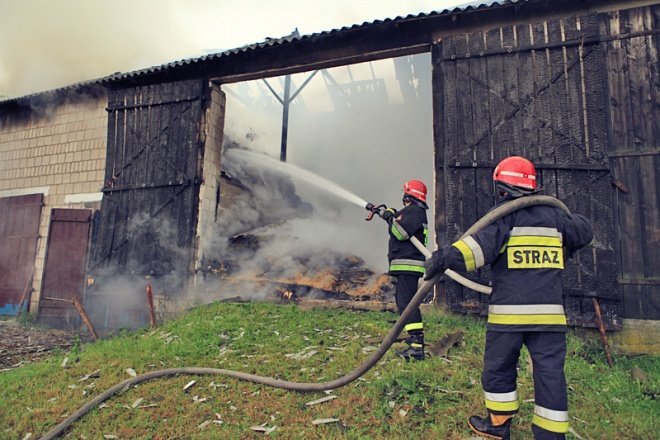 Pożar w Lipiance (09/06.2011) - zdjęcie #1 - eOstroleka.pl