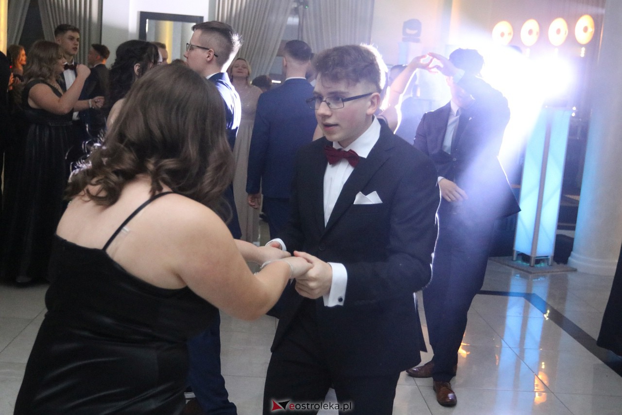 Studniówka 2024. Do matury odliczali uczniowie ZSZ 2 w Ostrołęce [27.01.2024] - zdjęcie #36 - eOstroleka.pl