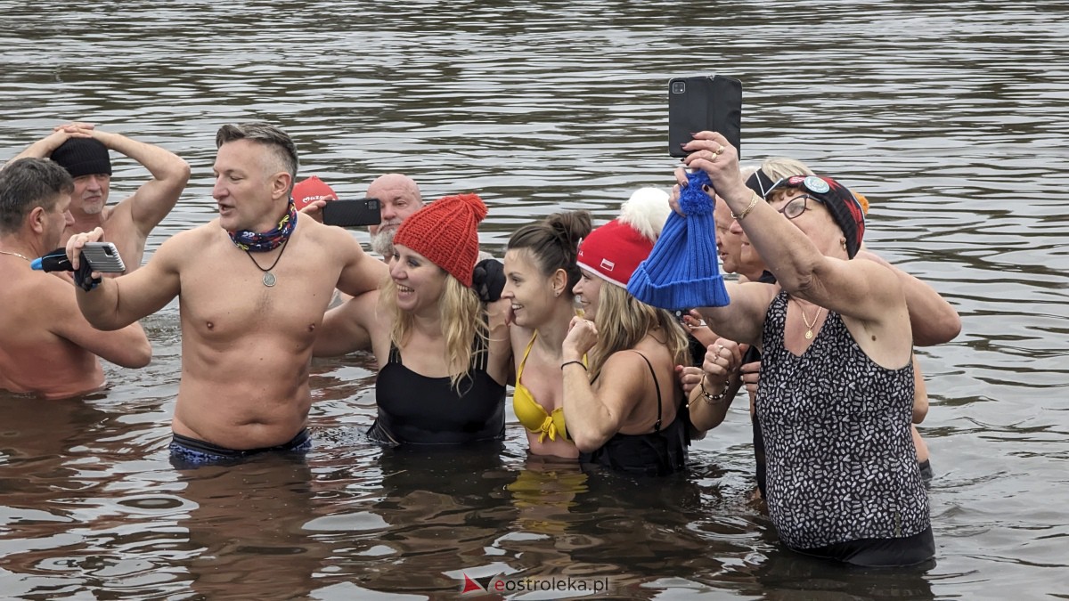 Ostrołęka: Morsy i biegacze razem dla WOŚP [28.01.2024] - zdjęcie #2 - eOstroleka.pl