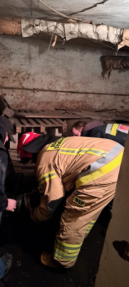 Strażacy ochotnicy z Kunina uratowali plebanię przed zalaniem [29.01.2024] - zdjęcie #1 - eOstroleka.pl
