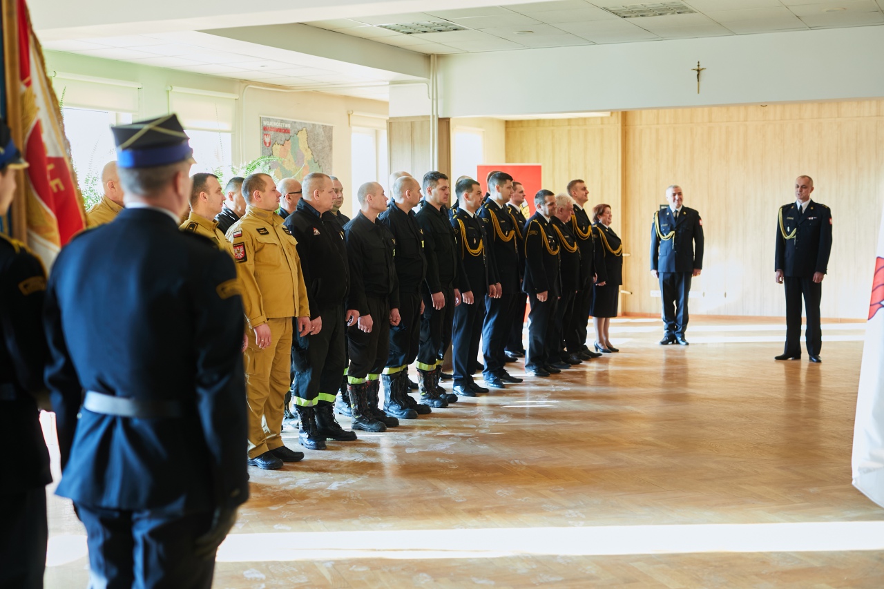 POżegnanie ze służbą bryg, Roberta Chodkowskiego, zastępcy komendanta miejskiego PSP w Ostrołęce [30.01.2024] - zdjęcie #6 - eOstroleka.pl