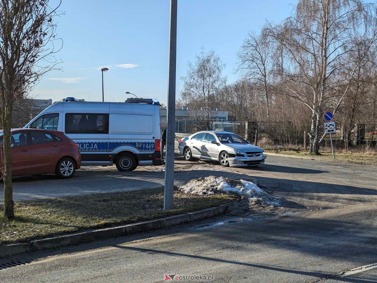 Wypadek na alei Jana Pawła II w Ostrołęce. Uszkodzone dwa auta [30.01.2024] - zdjęcie #5 - eOstroleka.pl