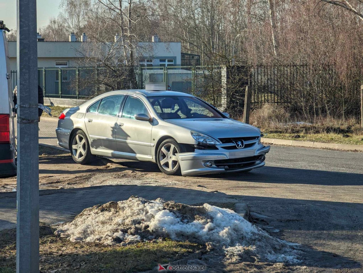 Wypadek na alei Jana Pawła II w Ostrołęce. Uszkodzone dwa auta [30.01.2024] - zdjęcie #4 - eOstroleka.pl