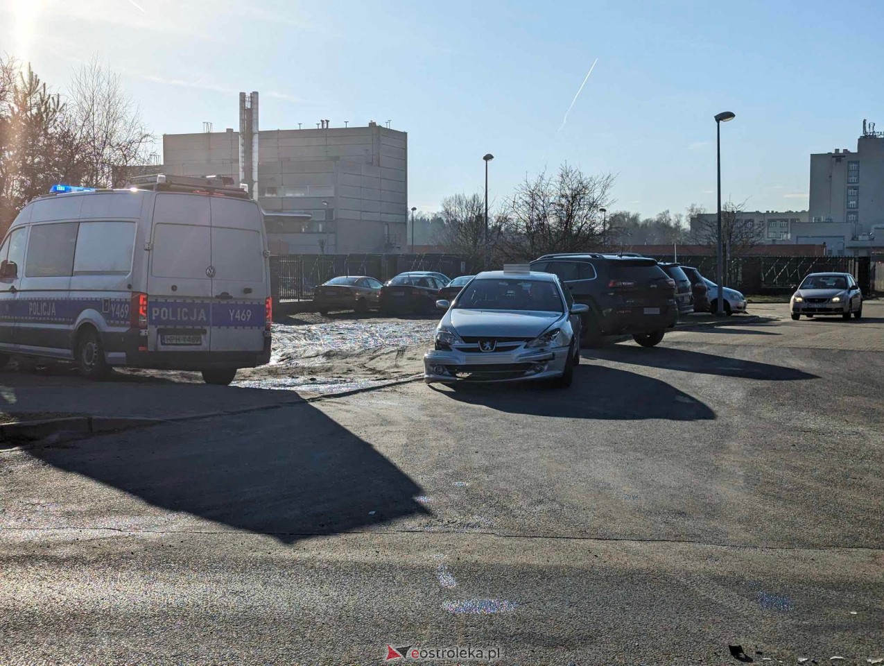 Wypadek na alei Jana Pawła II w Ostrołęce. Uszkodzone dwa auta [30.01.2024] - zdjęcie #3 - eOstroleka.pl