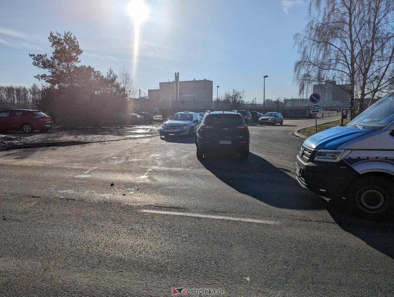 Wypadek na alei Jana Pawła II w Ostrołęce. Uszkodzone dwa auta [30.01.2024] - zdjęcie #2 - eOstroleka.pl