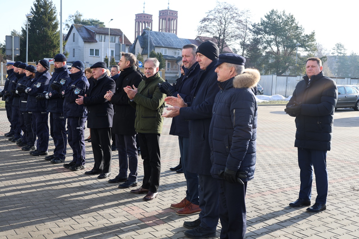 Oficjalne przekazanie nowych radiowozów ostrołęckiej policji [30.01.2024] - zdjęcie #2 - eOstroleka.pl