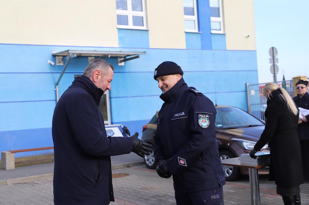 Oficjalne przekazanie nowych radiowozów ostrołęckiej policji [30.01.2024] - zdjęcie #3 - eOstroleka.pl