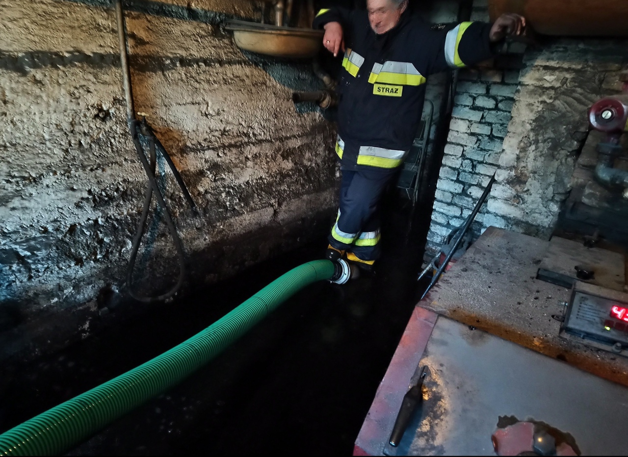 Kuniński ośrodek zdrowia zalany przez wodę. Strażacy ochotnicy na miejscu [31.01.2024] - zdjęcie #1 - eOstroleka.pl